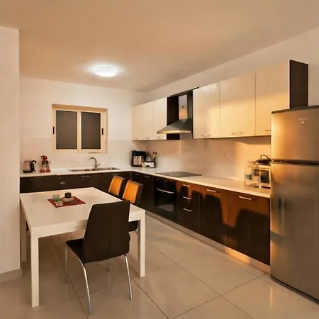 Charming Modern 1br With Balcony Views *