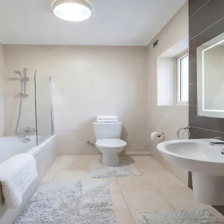 Charming Modern 1br With Balcony Views Apartment