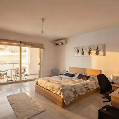 Charming Modern 1br With Balcony Views Appartement Gzira