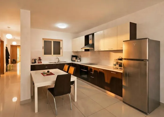 Charming Modern 1br With Balcony Views *