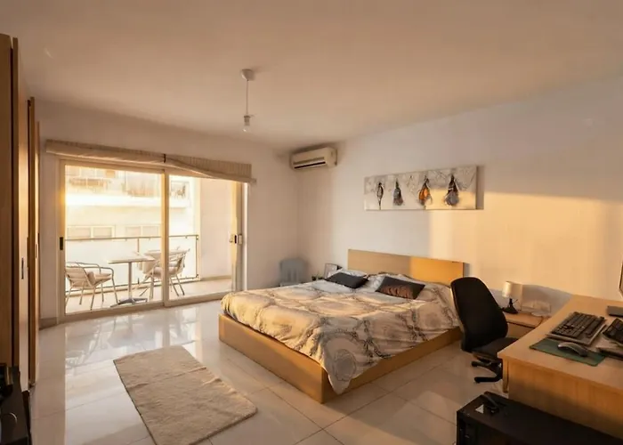 Charming Modern 1br With Balcony Views Appartement Gzira